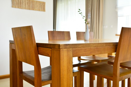 drewniany stół i krzesła